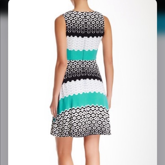 Donna Morgan Stretch Jersey Graphic Flare Dress 2 - Picture 4 of 4